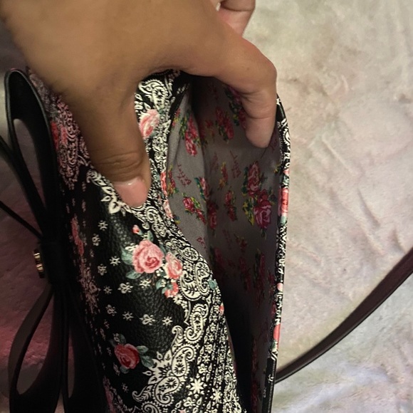 Betsey Johnson wallet on a chain - Picture 8 of 9